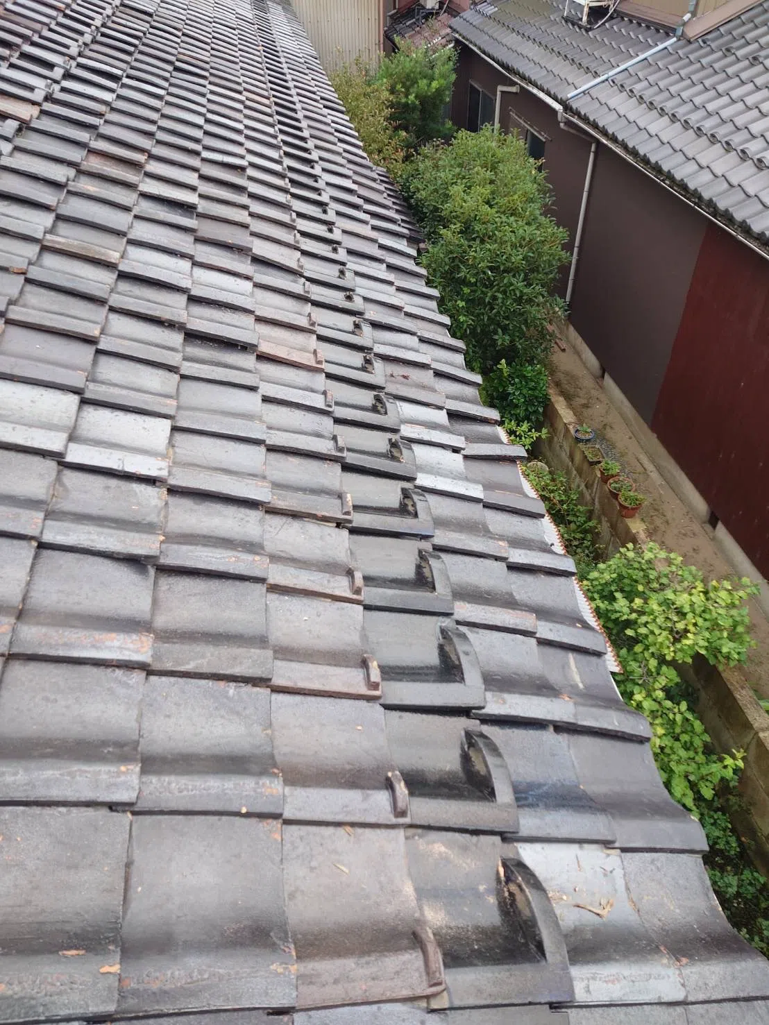 上から瓦を戻して完工